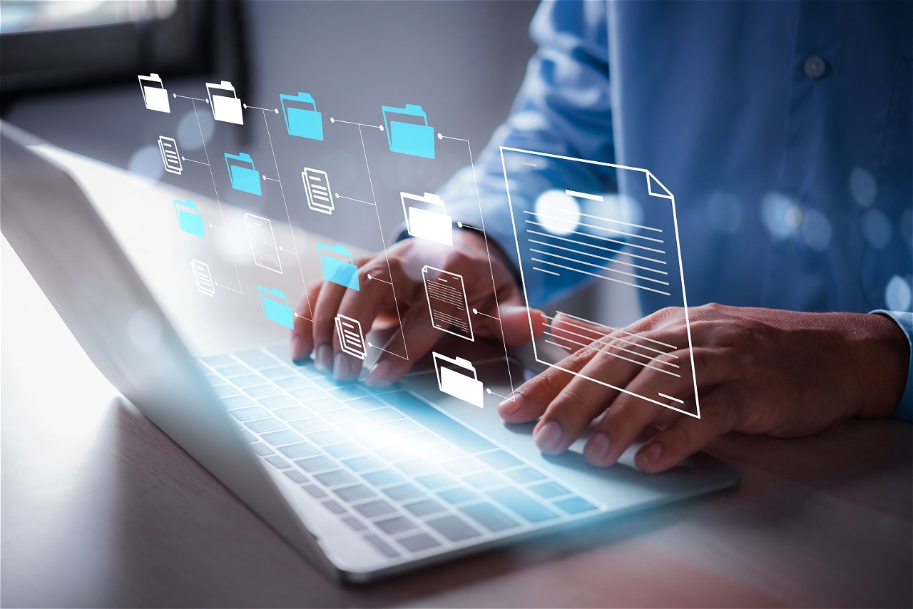 Manos sobre laptop con archivos