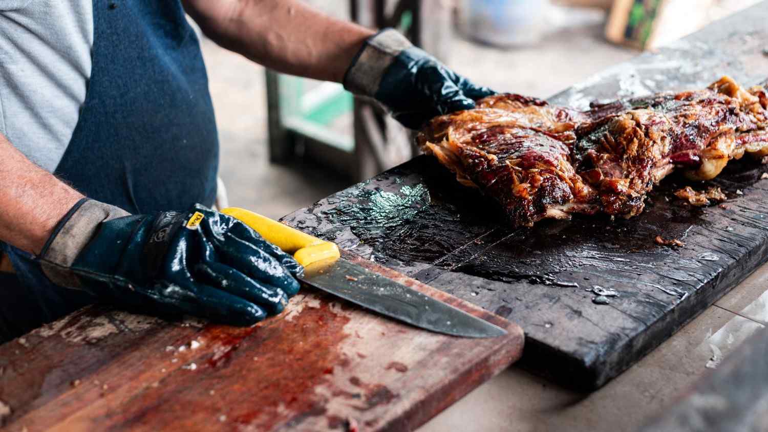 Hombre cortando carne asada