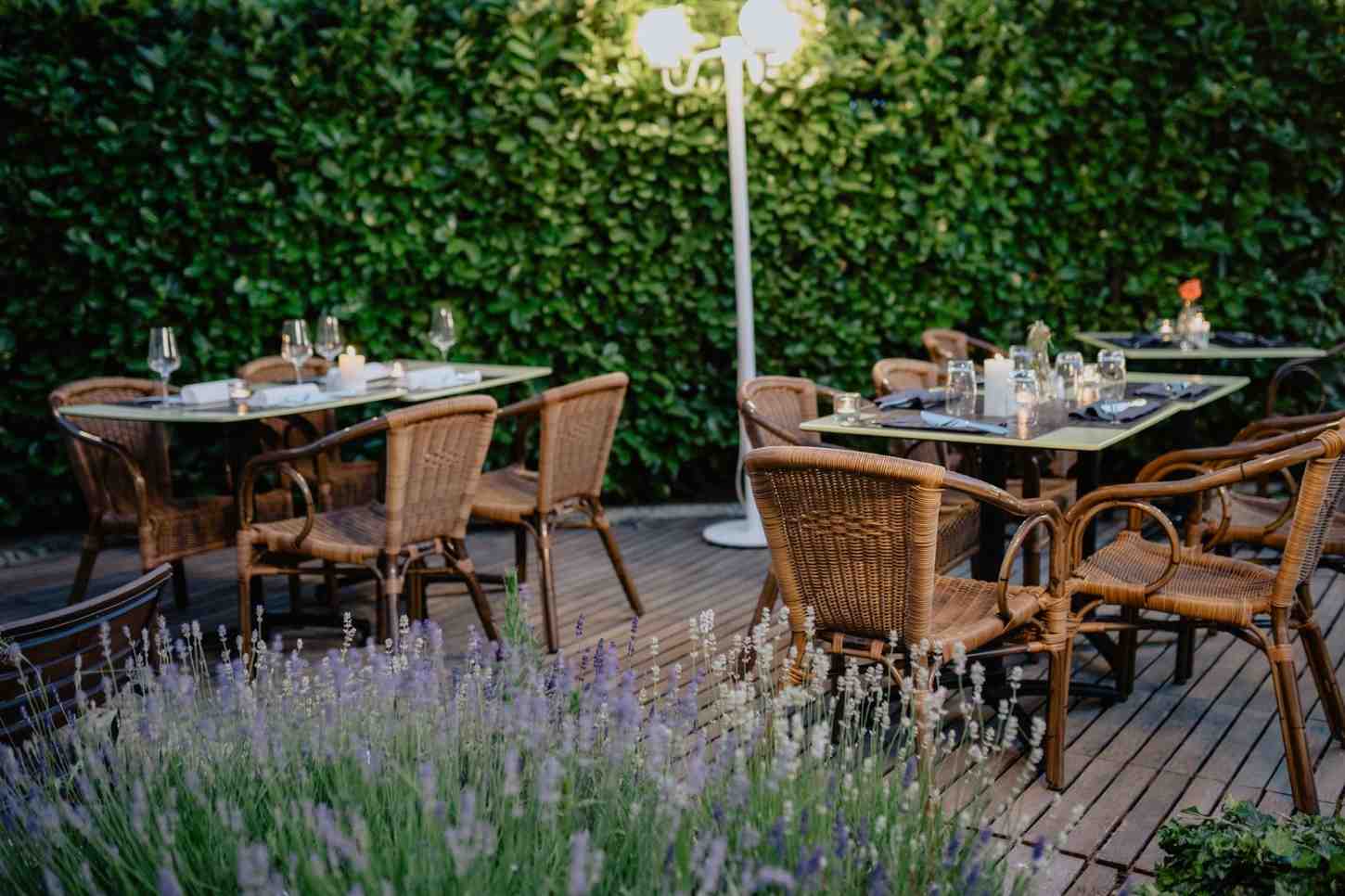 Mesa y sillas en terraza