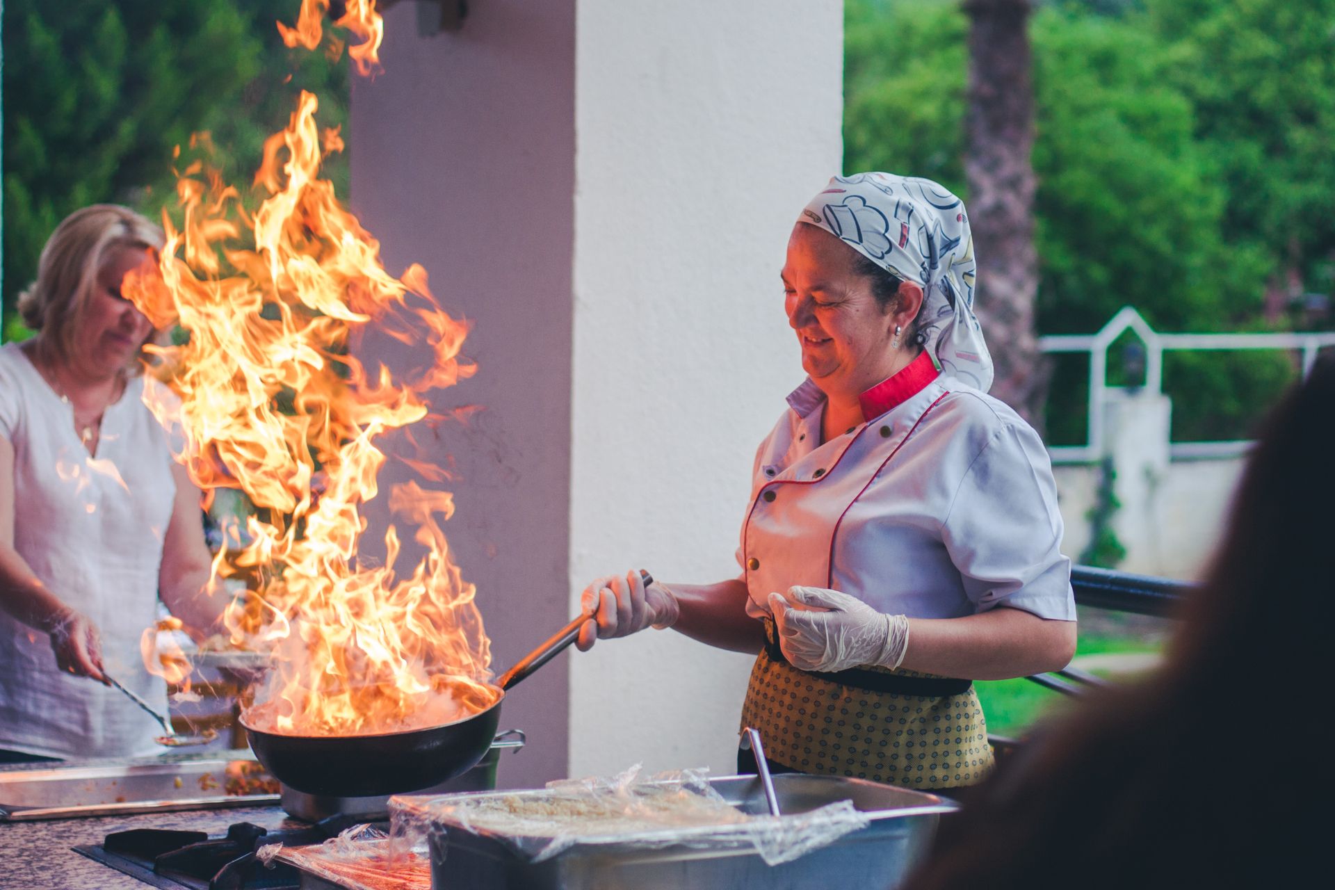Cocinera con llama en sartén