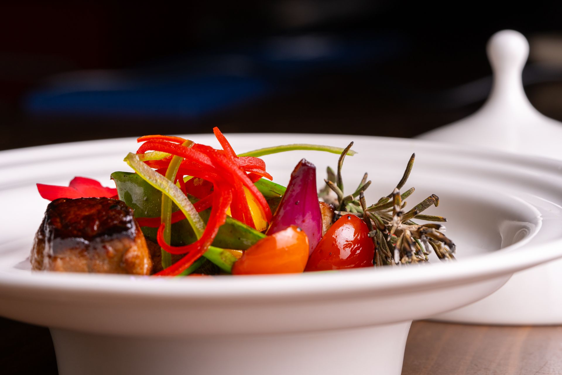 Plato decorado con verduras frescas