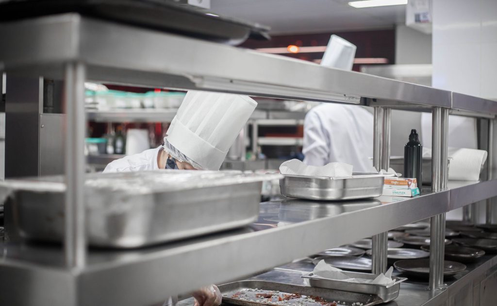Cocineros trabajando en la cocina